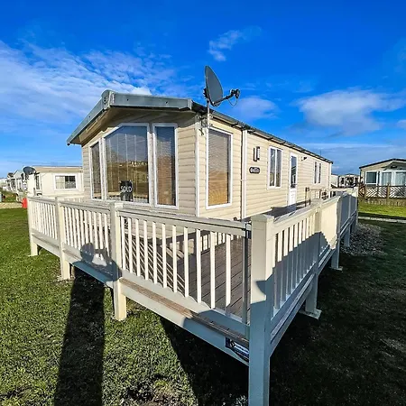 Lovely Caravan With Spacious Decking At North Denes In Suffolk, Ref 40134Nd Лоустофт Экстерьер фото