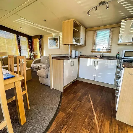 Lovely Caravan With Spacious Decking At North Denes In Suffolk, Ref 40134Nd Лоустофт Экстерьер фото
