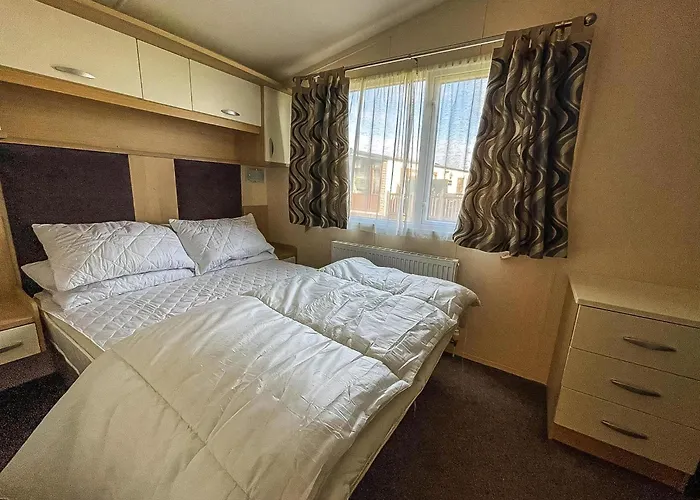 Lovely Caravan With Spacious Decking At North Denes In Suffolk, Ref 40134Nd