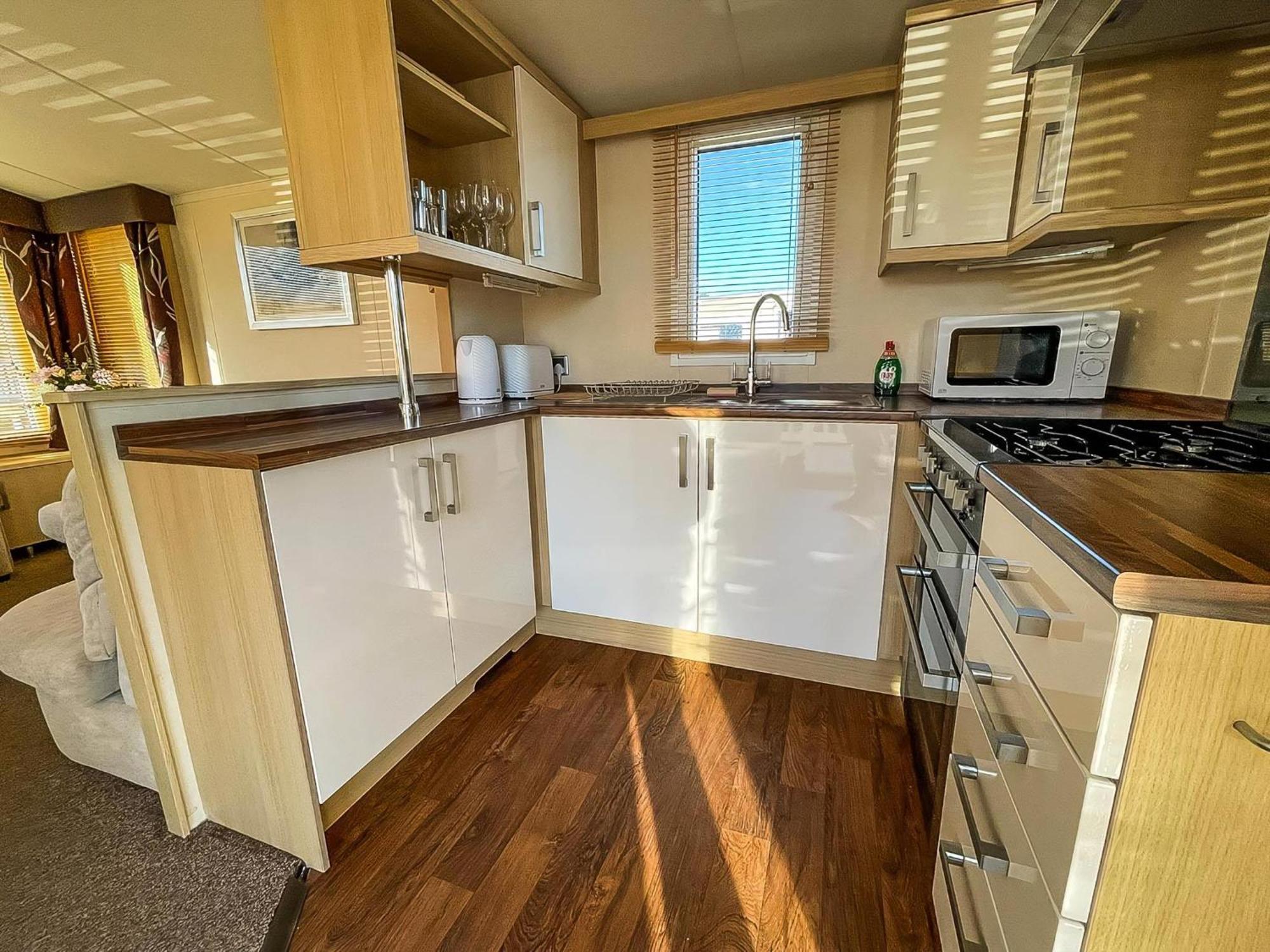 Campsite Lovely Caravan With Spacious Decking At North Denes In Suffolk, Ref 40134nd