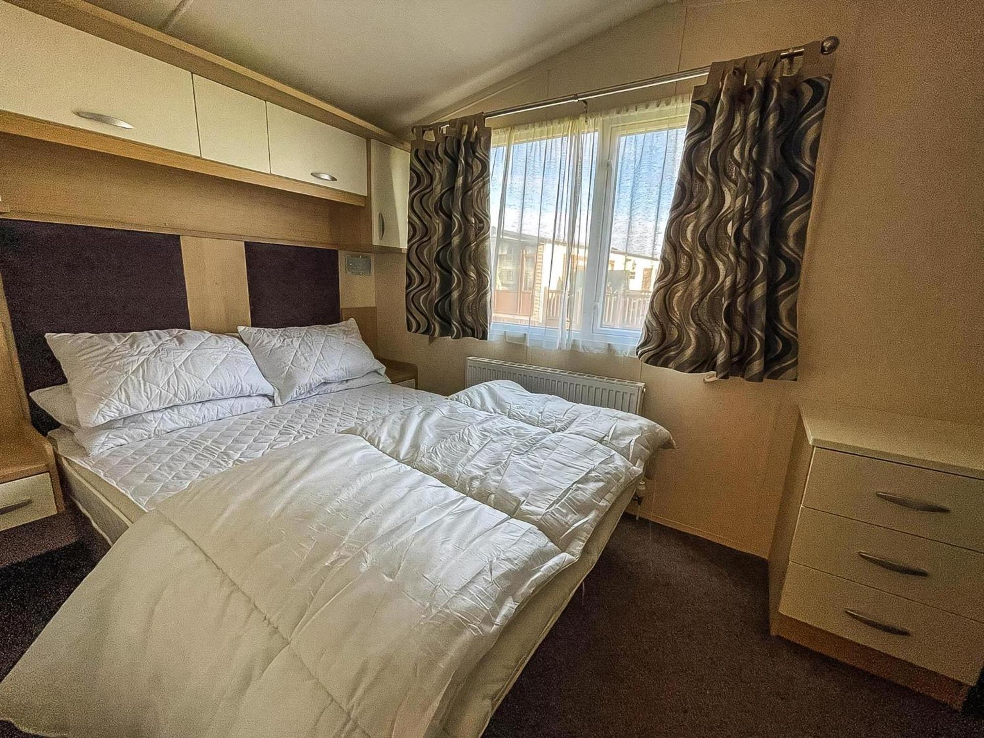Campsite Lovely Caravan With Spacious Decking At North Denes In Suffolk, Ref 40134nd Lowestoft