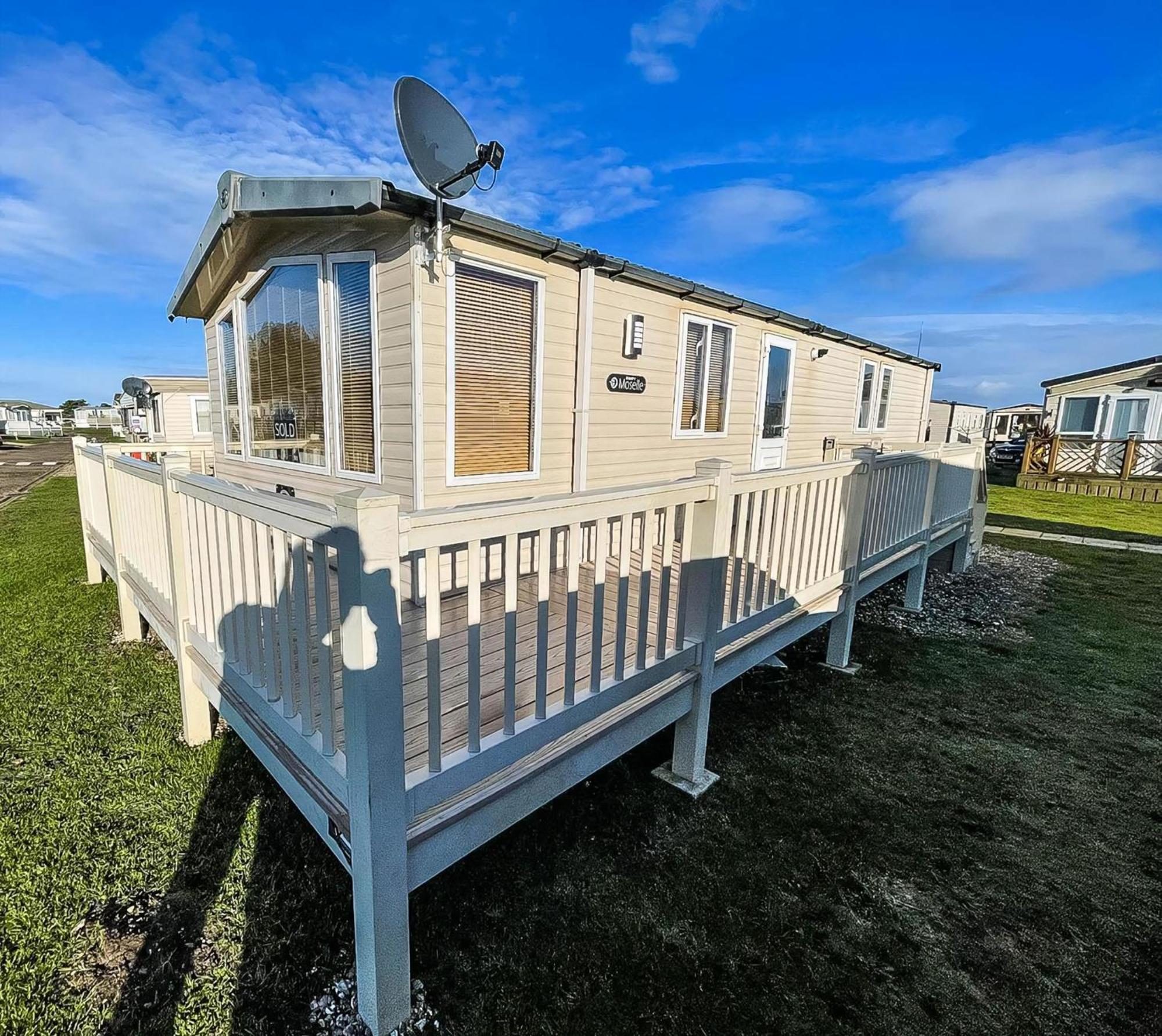 Campsite Lovely Caravan With Spacious Decking At North Denes In Suffolk, Ref 40134nd