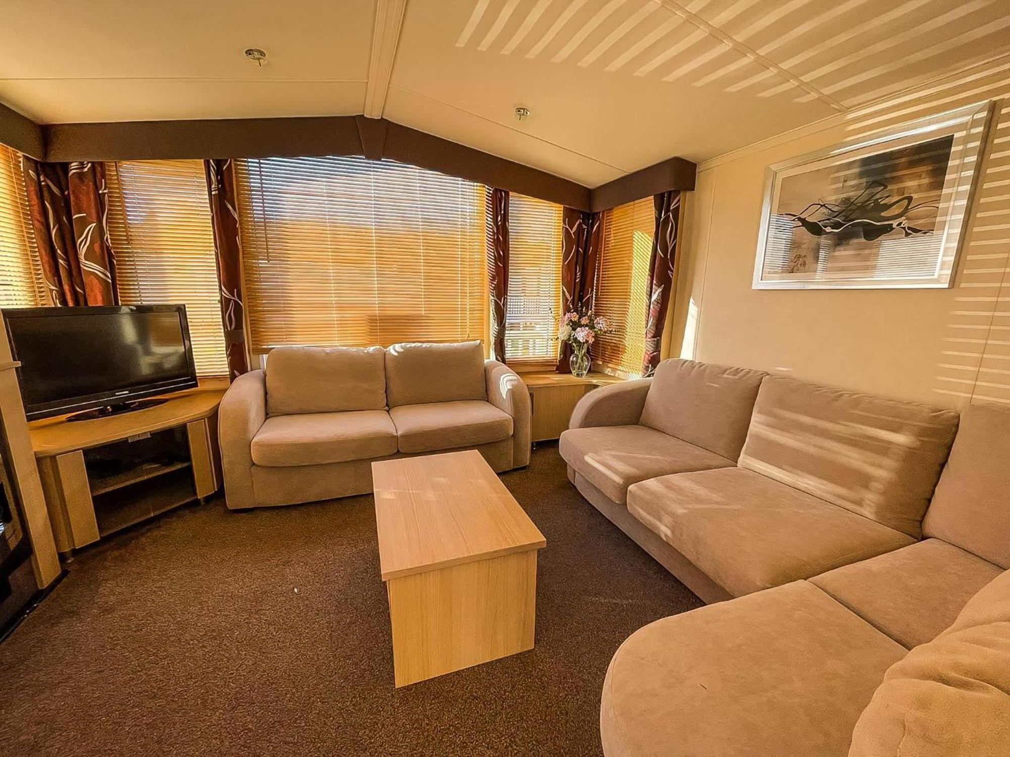 Lovely Caravan With Spacious Decking At North Denes In Suffolk, Ref 40134nd Campsite *