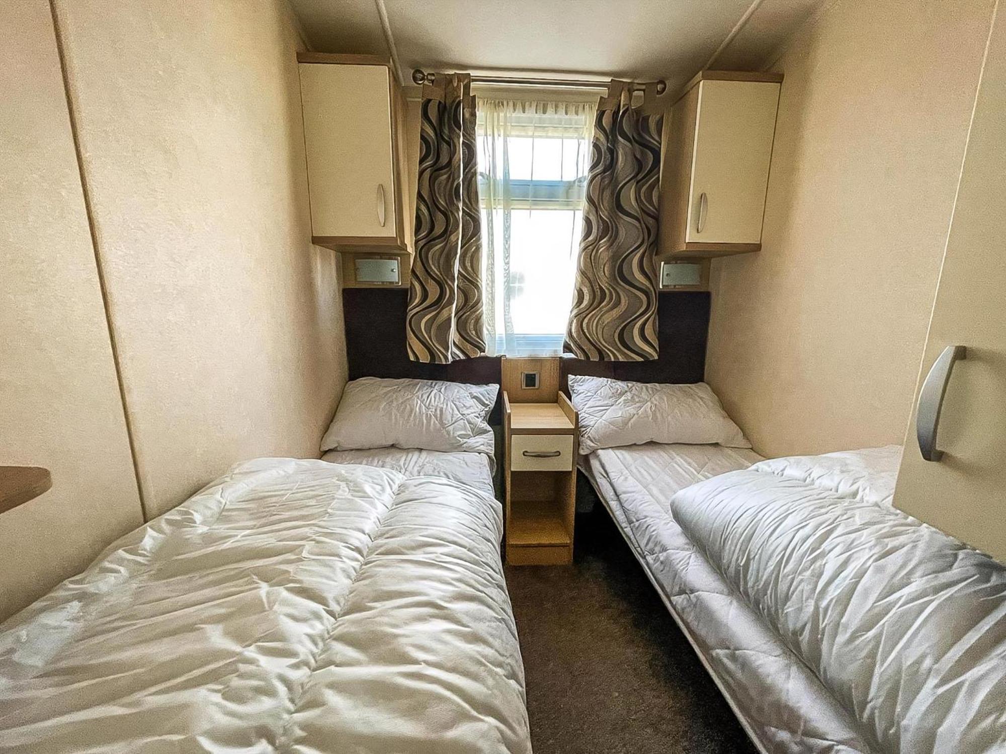 Campsite Lovely Caravan With Spacious Decking At North Denes In Suffolk, Ref 40134nd *
