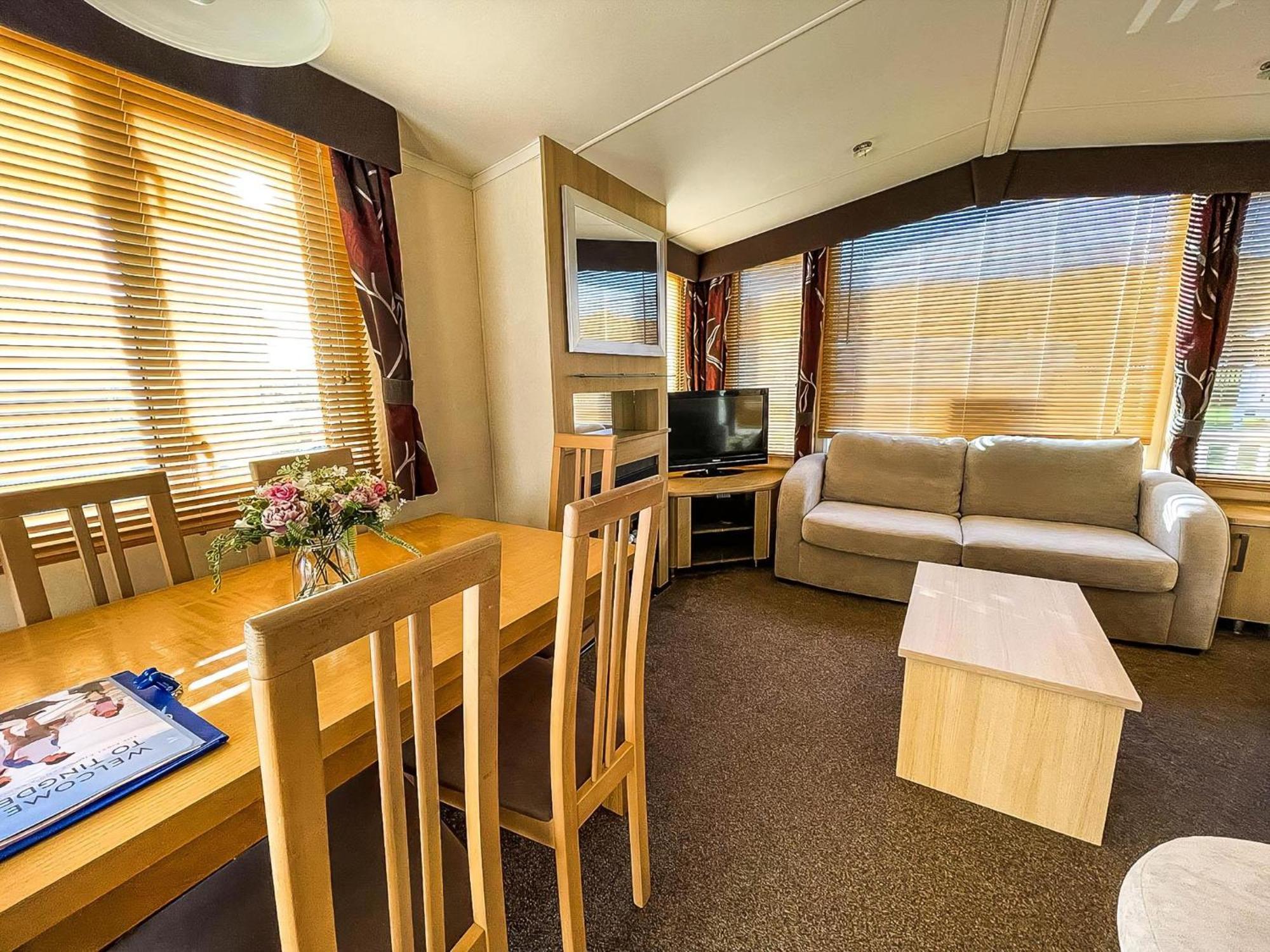 Lovely Caravan With Spacious Decking At North Denes In Suffolk, Ref 40134nd Campsite Lowestoft